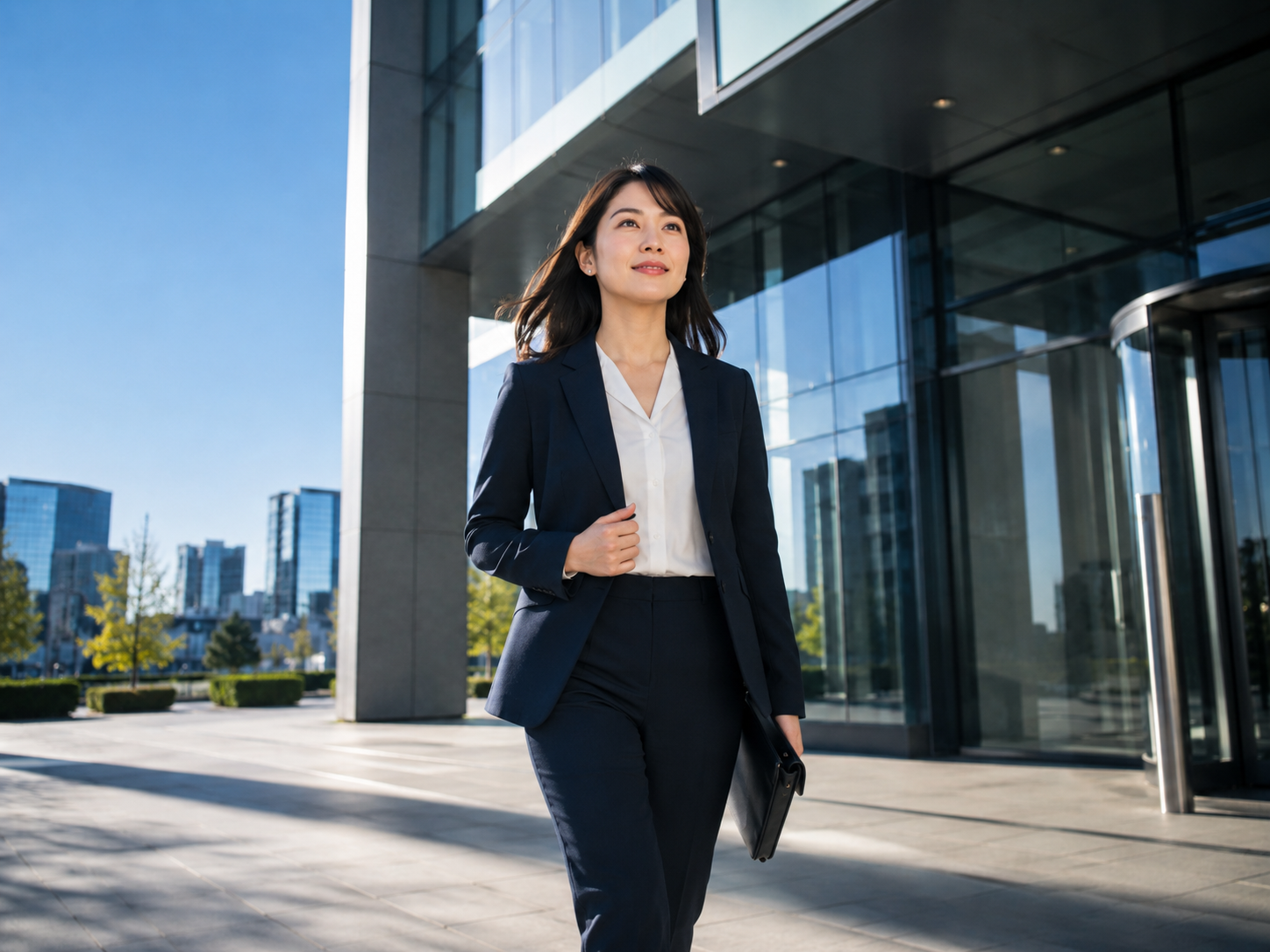 オフィス前で前向きに歩く医療職